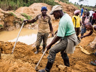The gender gap in extractive dependent countries